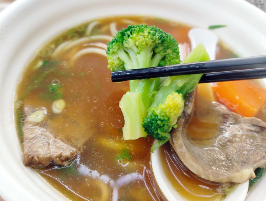 高雄苓雅｜夢想麵館民權店｜夜貓族的美味選擇，24小時營業，AI製麵煮麵的複合式餐飲空間