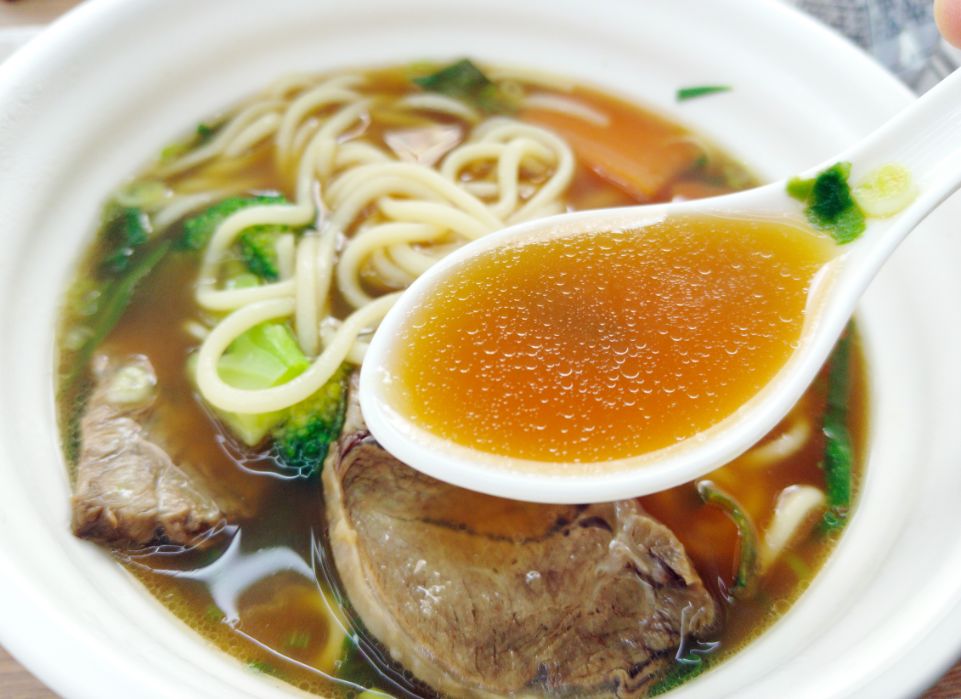 高雄苓雅｜夢想麵館民權店｜夜貓族的美味選擇，24小時營業，AI製麵煮麵的複合式餐飲空間