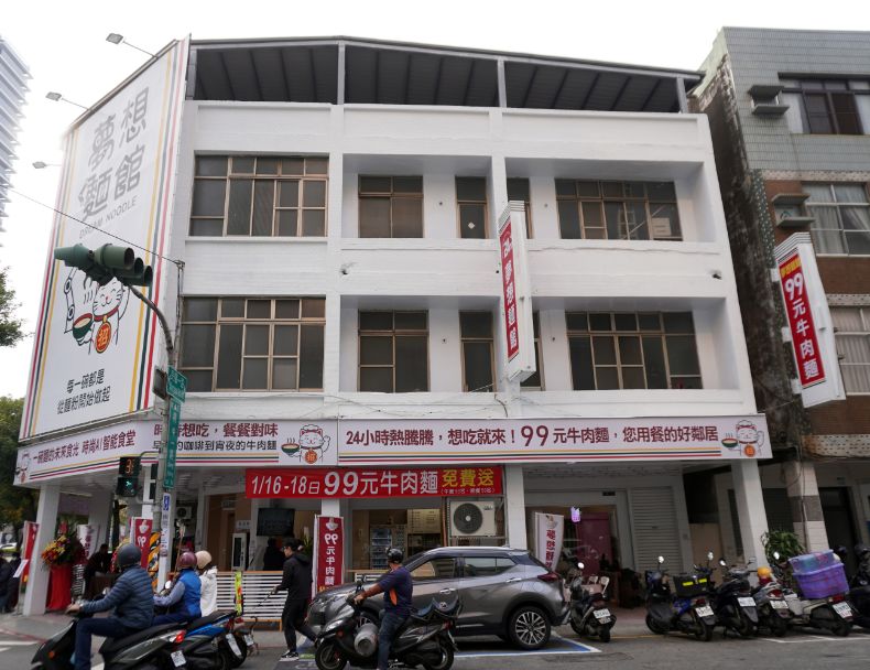 高雄苓雅｜夢想麵館民權店｜夜貓族的美味選擇，24小時營業，AI製麵煮麵的複合式餐飲空間