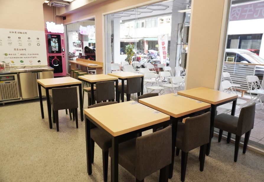 高雄苓雅｜夢想麵館民權店｜夜貓族的美味選擇，24小時營業，AI製麵煮麵的複合式餐飲空間