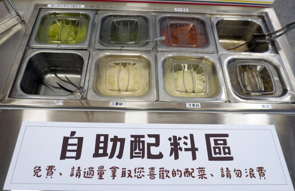 高雄苓雅｜夢想麵館民權店｜夜貓族的美味選擇，24小時營業，AI製麵煮麵的複合式餐飲空間