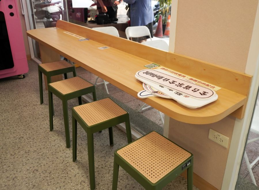 高雄苓雅｜夢想麵館民權店｜夜貓族的美味選擇，24小時營業，AI製麵煮麵的複合式餐飲空間