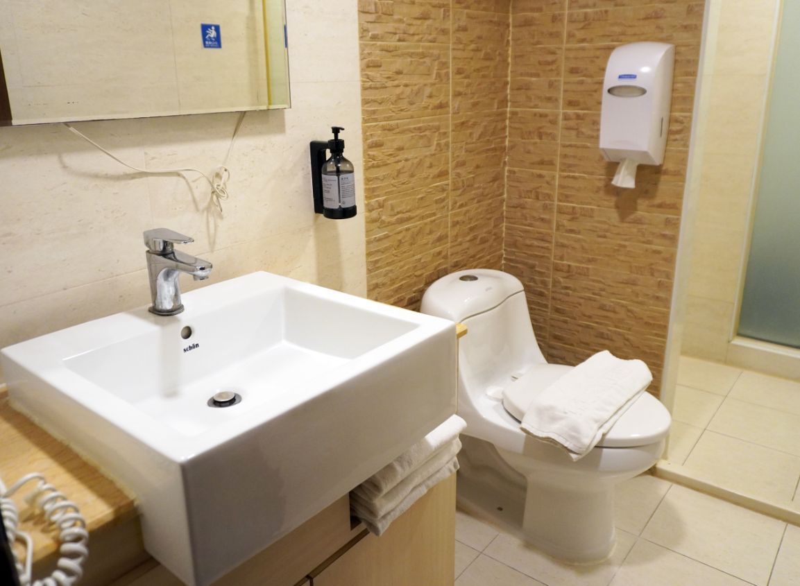 高雄住宿｜鮪魚家族飯店鹽埕館｜位置超好的平價商務旅館，周邊美食小吃豐富