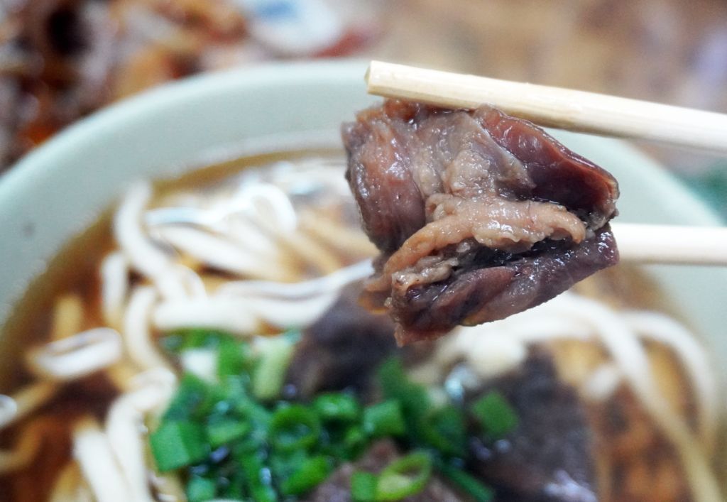 台北萬華｜富宏牛肉麵｜免費加湯加麵，24小時營業的超人氣牛肉麵店