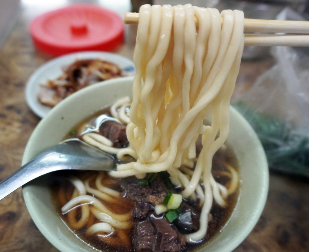台北萬華｜富宏牛肉麵｜免費加湯加麵，24小時營業的超人氣牛肉麵店