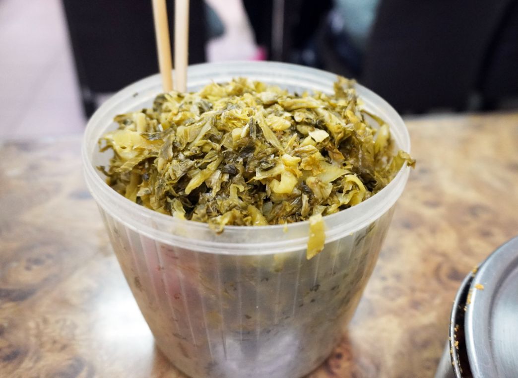 台北萬華｜富宏牛肉麵｜免費加湯加麵，24小時營業的超人氣牛肉麵店