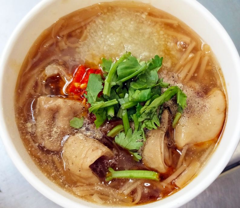 基隆七堵｜阿嬤大腸麵線｜百福銅板美食推薦，大碗55元，有大腸跟花枝羹，料豐富