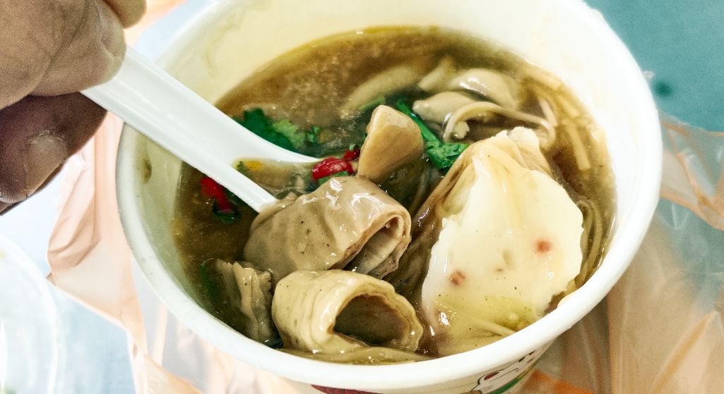 基隆七堵｜阿嬤大腸麵線｜百福銅板美食推薦，大碗55元，有大腸跟花枝羹，料豐富