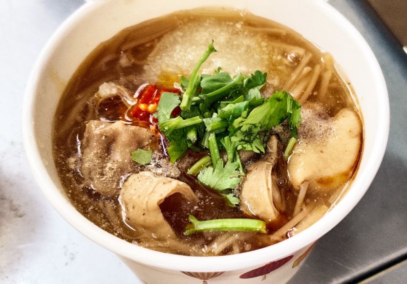 基隆七堵｜阿嬤大腸麵線｜百福銅板美食推薦，大碗55元，有大腸跟花枝羹，料豐富