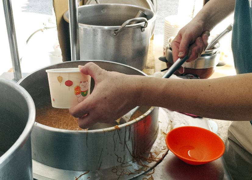 基隆七堵｜阿嬤大腸麵線｜百福銅板美食推薦，大碗55元，有大腸跟花枝羹，料豐富