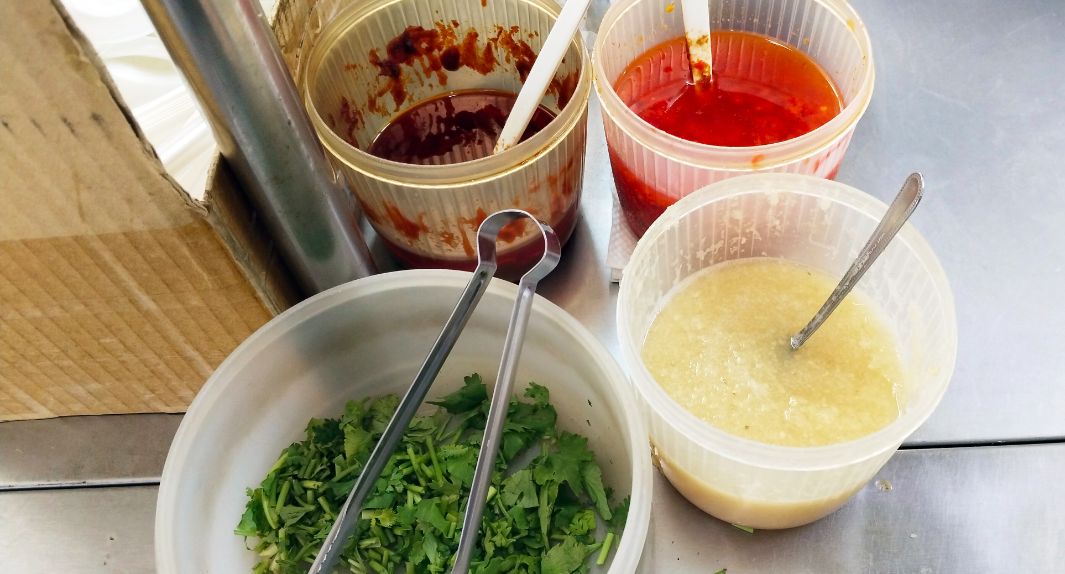 基隆七堵｜阿嬤大腸麵線｜百福銅板美食推薦，大碗55元，有大腸跟花枝羹，料豐富