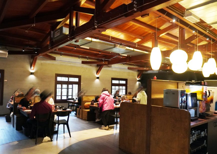 宜蘭火鍋推薦｜鼎楓寶島火鍋旗艦店｜冬山美食推薦，台式爆炒湯頭滋味濃郁，自助吧料豐富，有料蝦滑必推