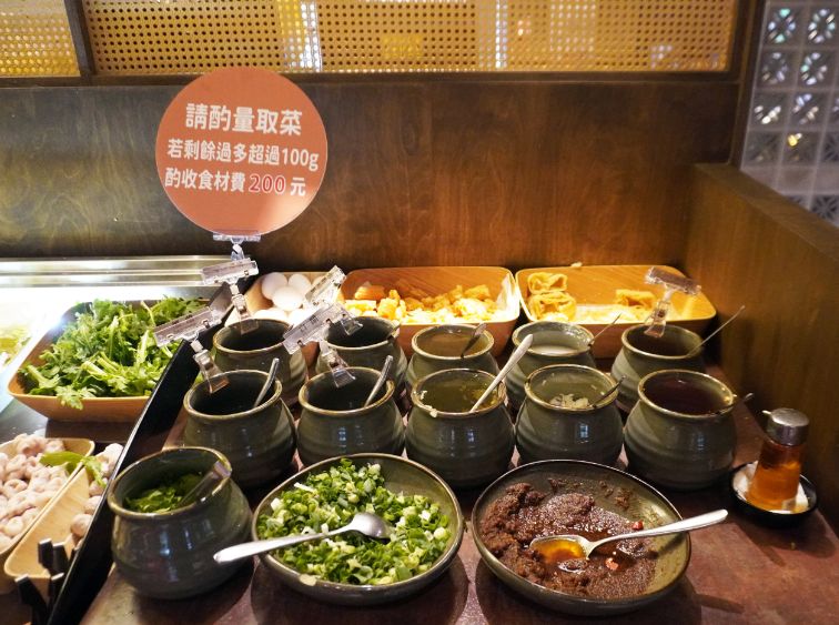 宜蘭火鍋推薦｜鼎楓寶島火鍋旗艦店｜冬山美食推薦，台式爆炒湯頭滋味濃郁，自助吧料豐富，有料蝦滑必推