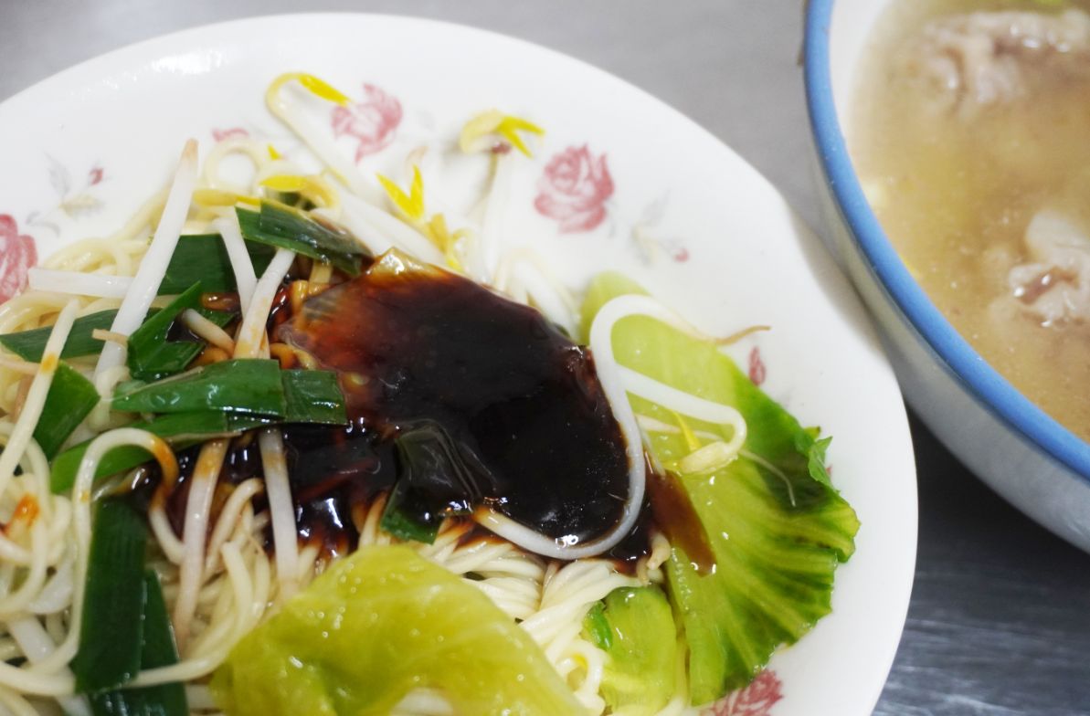 基隆仁愛｜惠隆市場三隆麵店｜隱身於市場內的古早味麵店，在地40老店，白斬雞推薦必點
