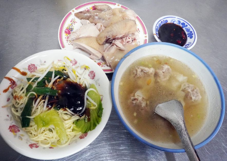 基隆仁愛｜惠隆市場三隆麵店｜隱身於市場內的古早味麵店，在地40老店，白斬雞推薦必點