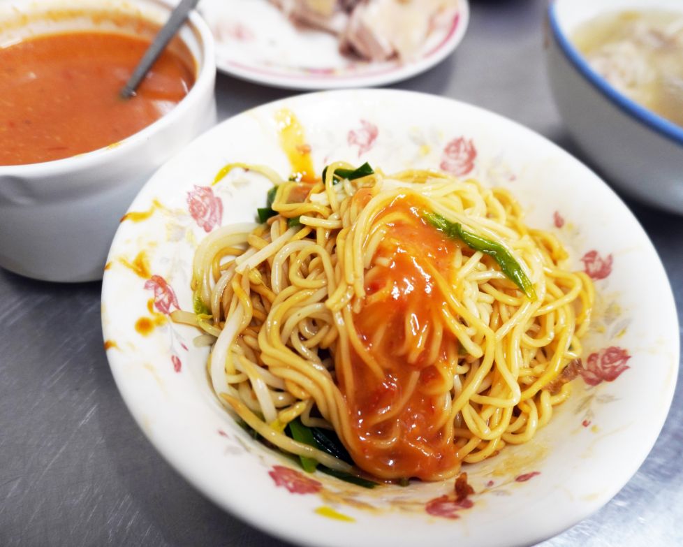 基隆仁愛｜惠隆市場三隆麵店｜隱身於市場內的古早味麵店，在地40老店，白斬雞推薦必點