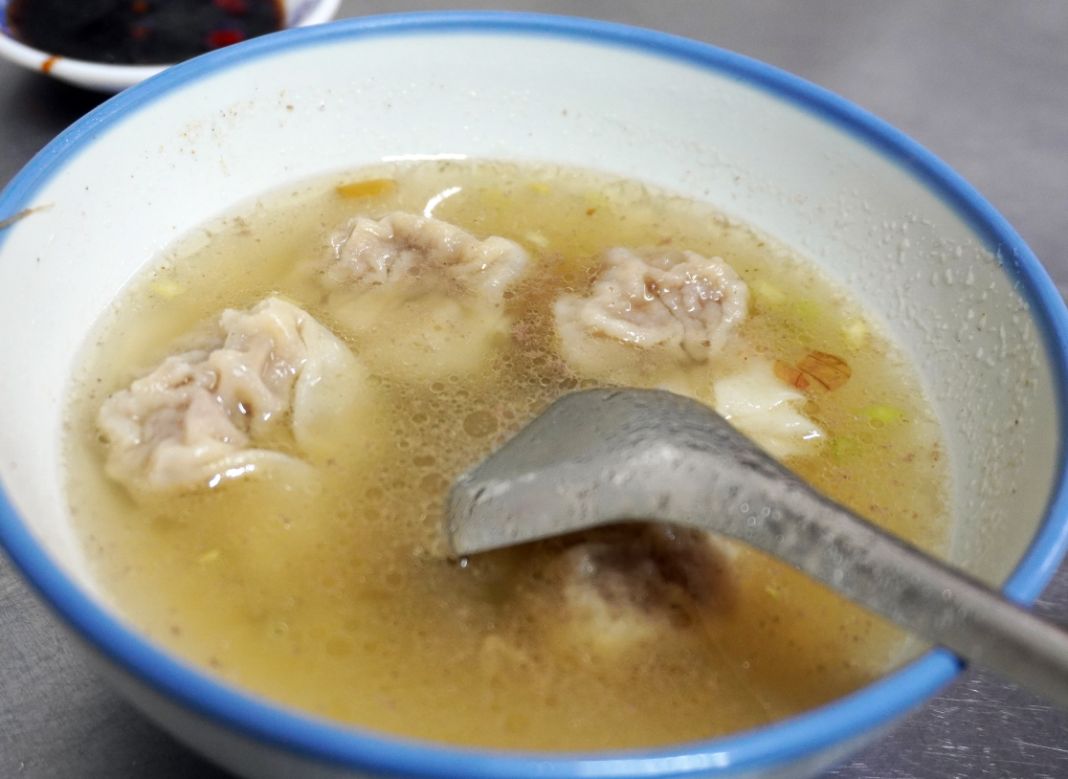 基隆仁愛｜惠隆市場三隆麵店｜隱身於市場內的古早味麵店，在地40老店，白斬雞推薦必點