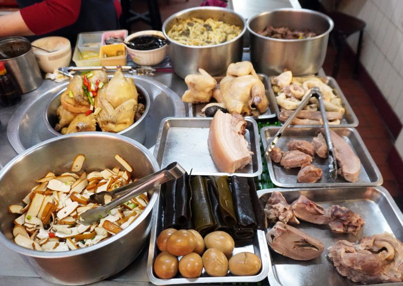 基隆仁愛｜惠隆市場三隆麵店｜隱身於市場內的古早味麵店，在地40老店，白斬雞推薦必點