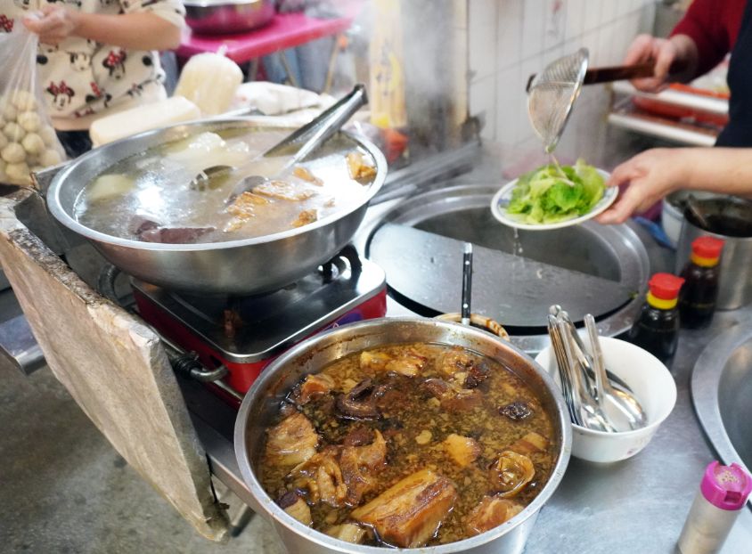 基隆仁愛｜惠隆市場三隆麵店｜隱身於市場內的古早味麵店，在地40老店，白斬雞推薦必點