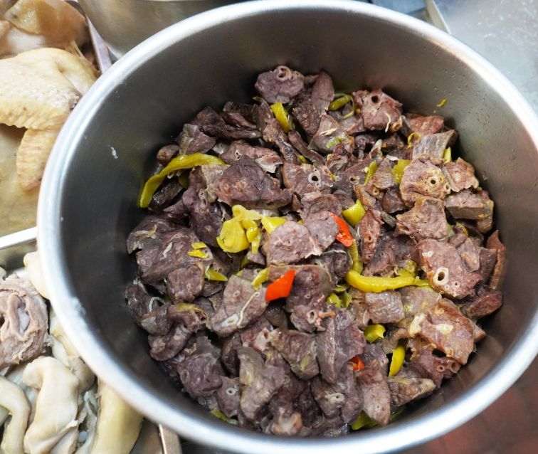 基隆仁愛｜惠隆市場三隆麵店｜隱身於市場內的古早味麵店，在地40老店，白斬雞推薦必點