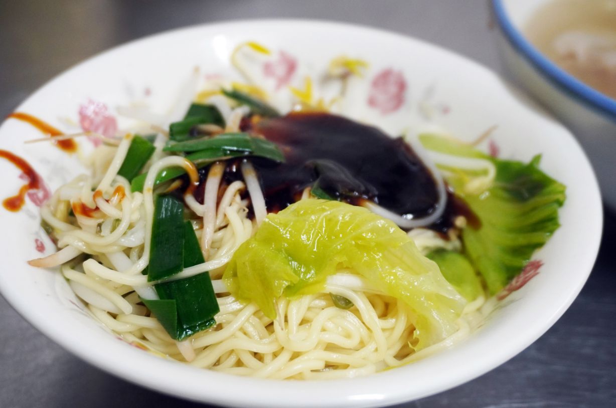 基隆仁愛｜惠隆市場三隆麵店｜隱身於市場內的古早味麵店，在地40老店，白斬雞推薦必點
