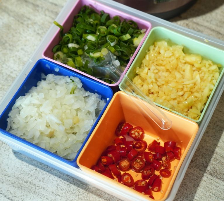 高雄新興｜汕頭泉成沙茶火鍋(中山總店)｜在地80年老店，沙茶火鍋創始店，汕頭扁魚鍋湯底濃郁好喝