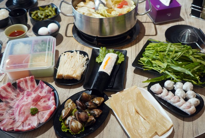 高雄新興｜汕頭泉成沙茶火鍋(中山總店)｜在地80年老店，沙茶火鍋創始店，汕頭扁魚鍋湯底濃郁好喝