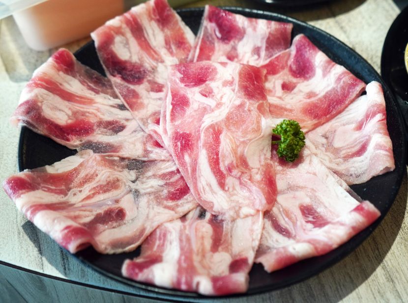 高雄新興｜汕頭泉成沙茶火鍋(中山總店)｜在地80年老店，沙茶火鍋創始店，汕頭扁魚鍋湯底濃郁好喝