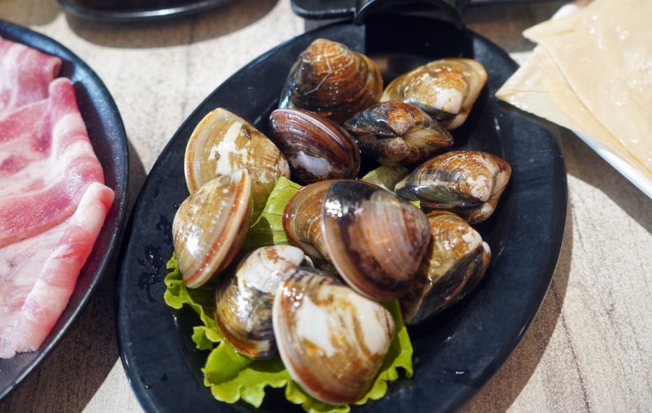 高雄新興｜汕頭泉成沙茶火鍋(中山總店)｜在地80年老店，沙茶火鍋創始店，汕頭扁魚鍋湯底濃郁好喝