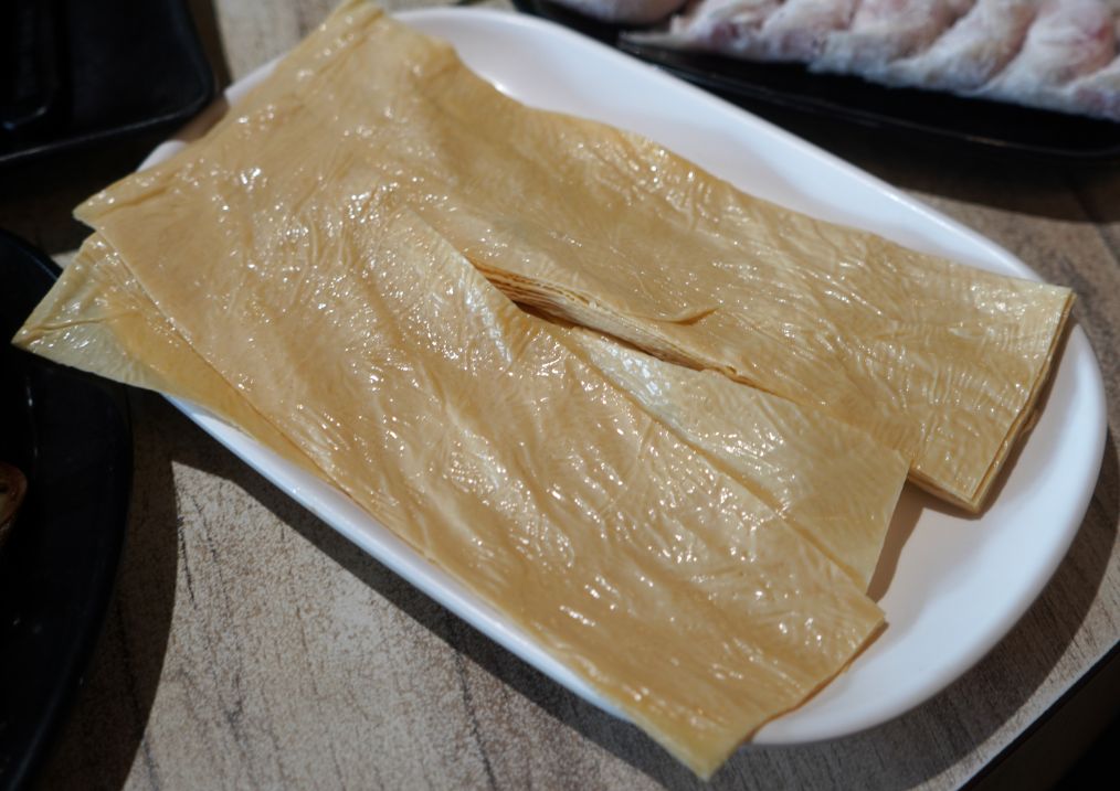 高雄新興｜汕頭泉成沙茶火鍋(中山總店)｜在地80年老店，沙茶火鍋創始店，汕頭扁魚鍋湯底濃郁好喝