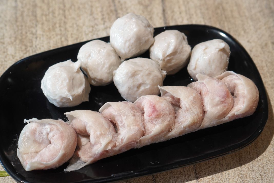 高雄新興｜汕頭泉成沙茶火鍋(中山總店)｜在地80年老店，沙茶火鍋創始店，汕頭扁魚鍋湯底濃郁好喝