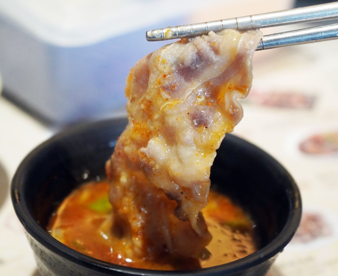 高雄新興｜汕頭泉成沙茶火鍋(中山總店)｜在地80年老店，沙茶火鍋創始店，汕頭扁魚鍋湯底濃郁好喝