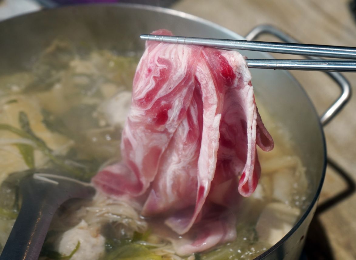 高雄新興｜汕頭泉成沙茶火鍋(中山總店)｜在地80年老店，沙茶火鍋創始店，汕頭扁魚鍋湯底濃郁好喝