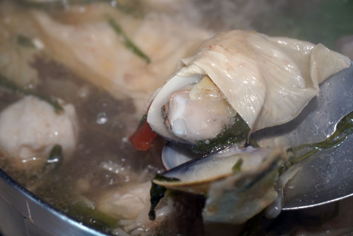 高雄新興｜汕頭泉成沙茶火鍋(中山總店)｜在地80年老店，沙茶火鍋創始店，汕頭扁魚鍋湯底濃郁好喝