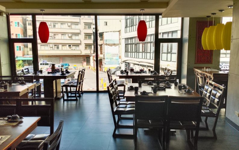 高雄新興｜汕頭泉成沙茶火鍋(中山總店)｜在地80年老店，沙茶火鍋創始店，汕頭扁魚鍋湯底濃郁好喝