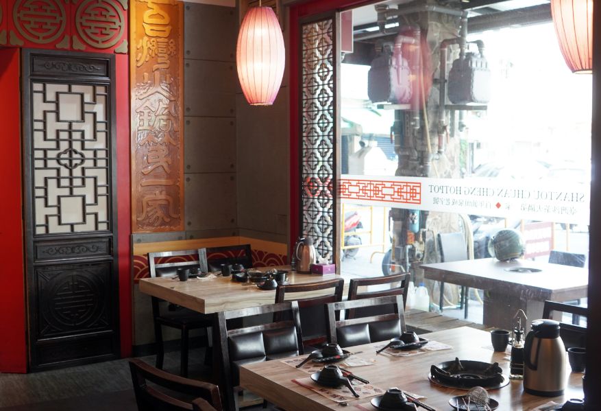 高雄新興｜汕頭泉成沙茶火鍋(中山總店)｜在地80年老店，沙茶火鍋創始店，汕頭扁魚鍋湯底濃郁好喝