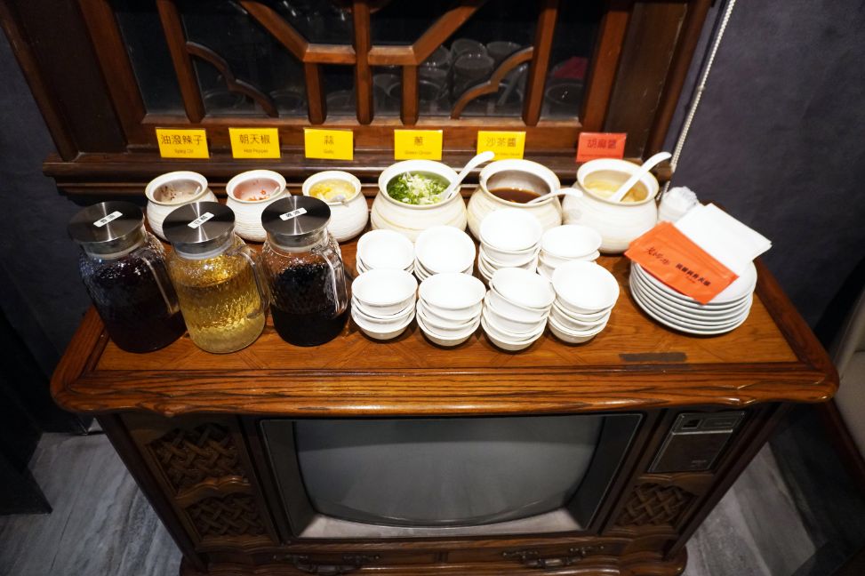 台北大同｜老撈麻辣火鍋-順天外科醫院｜大稻埕火鍋推薦，百年建築化身成時尚鍋物分店，廣東雞煲蟹推薦必點