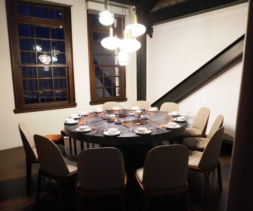 台北大同｜老撈麻辣火鍋-順天外科醫院｜大稻埕火鍋推薦，百年建築化身成時尚鍋物分店，廣東雞煲蟹推薦必點