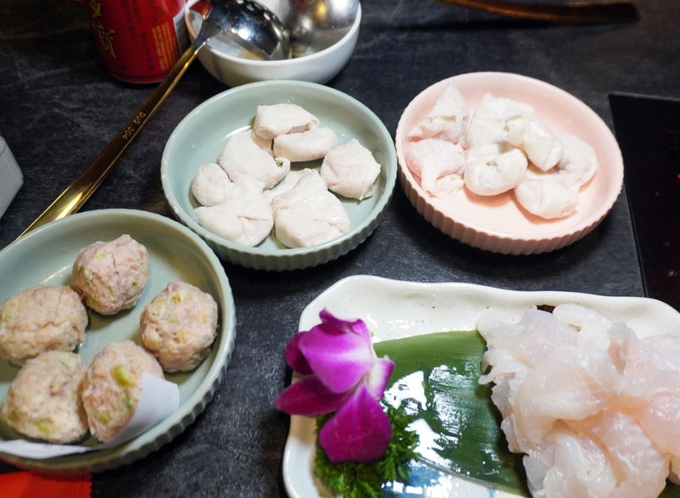 台北大同｜老撈麻辣火鍋-順天外科醫院｜大稻埕火鍋推薦，百年建築化身成時尚鍋物分店，廣東雞煲蟹推薦必點