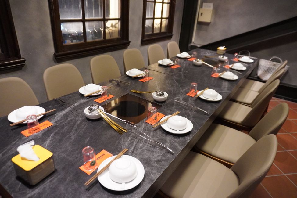 台北大同｜老撈麻辣火鍋-順天外科醫院｜大稻埕火鍋推薦，百年建築化身成時尚鍋物分店，廣東雞煲蟹推薦必點