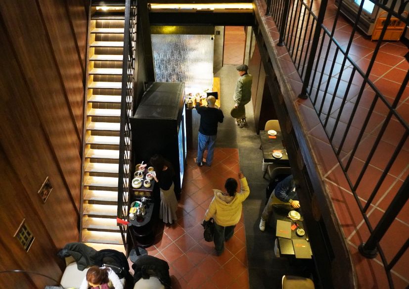 台北大同｜老撈麻辣火鍋-順天外科醫院｜大稻埕火鍋推薦，百年建築化身成時尚鍋物分店，廣東雞煲蟹推薦必點