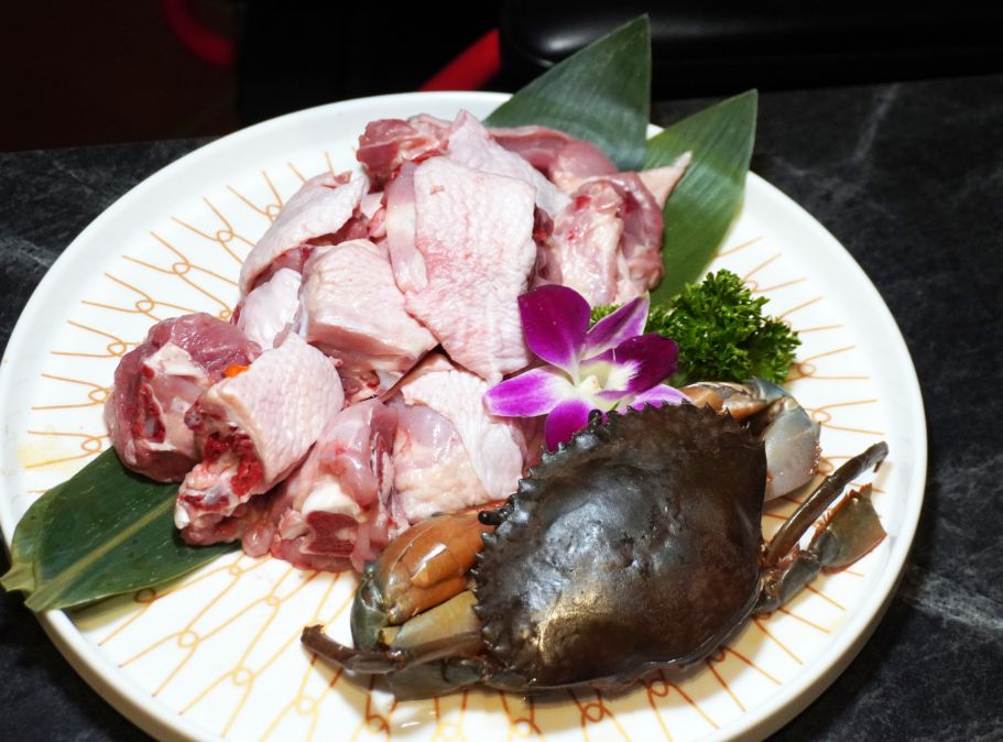 台北大同｜老撈麻辣火鍋-順天外科醫院｜大稻埕火鍋推薦，百年建築化身成時尚鍋物分店，廣東雞煲蟹推薦必點