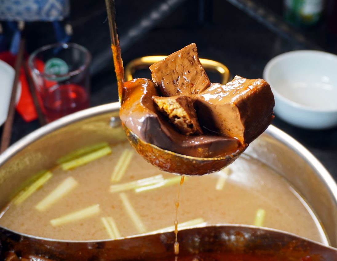 台北大同｜老撈麻辣火鍋-順天外科醫院｜大稻埕火鍋推薦，百年建築化身成時尚鍋物分店，廣東雞煲蟹推薦必點