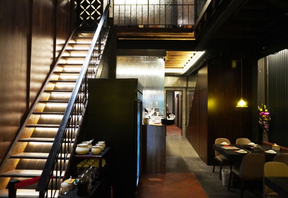 台北大同｜老撈麻辣火鍋-順天外科醫院｜大稻埕火鍋推薦，百年建築化身成時尚鍋物分店，廣東雞煲蟹推薦必點