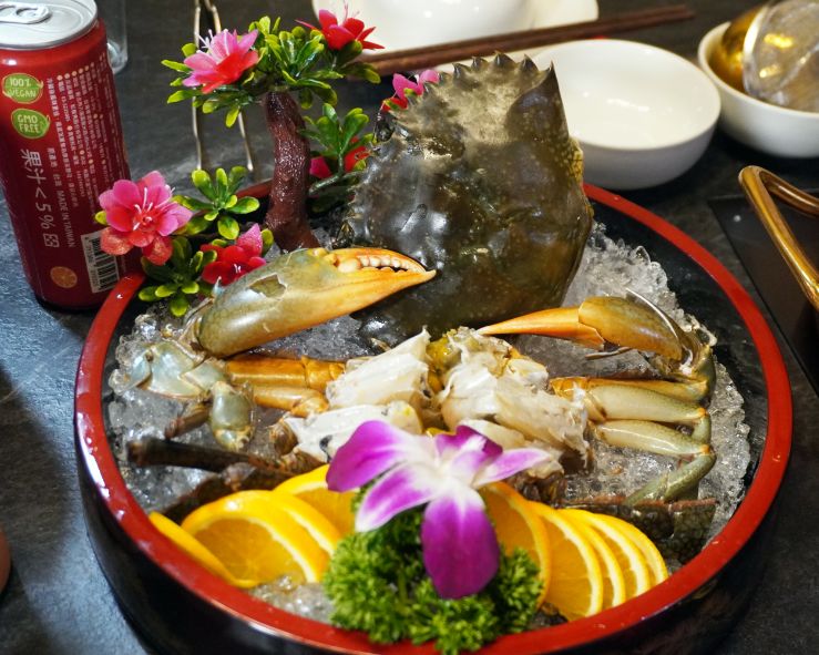 台北大同｜老撈麻辣火鍋-順天外科醫院｜大稻埕火鍋推薦，百年建築化身成時尚鍋物分店，廣東雞煲蟹推薦必點