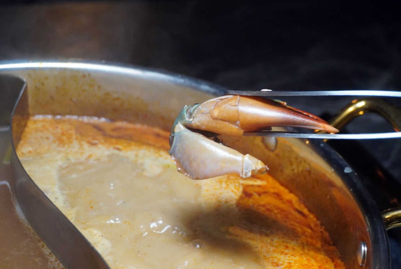 台北大同｜老撈麻辣火鍋-順天外科醫院｜大稻埕火鍋推薦，百年建築化身成時尚鍋物分店，廣東雞煲蟹推薦必點