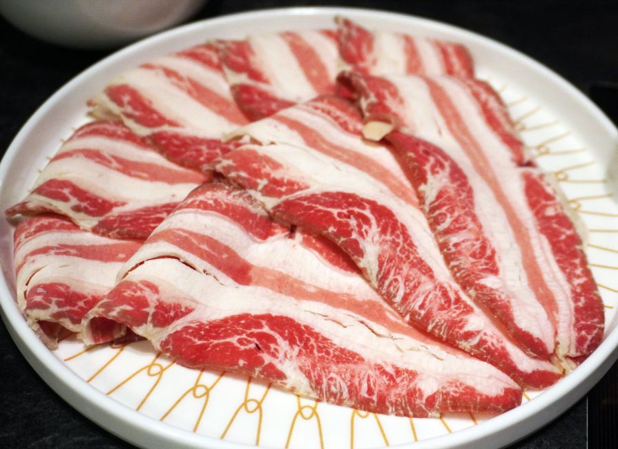 台北大同｜老撈麻辣火鍋-順天外科醫院｜大稻埕火鍋推薦，百年建築化身成時尚鍋物分店，廣東雞煲蟹推薦必點