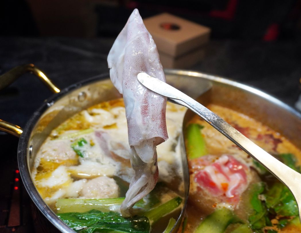 台北大同｜老撈麻辣火鍋-順天外科醫院｜大稻埕火鍋推薦，百年建築化身成時尚鍋物分店，廣東雞煲蟹推薦必點