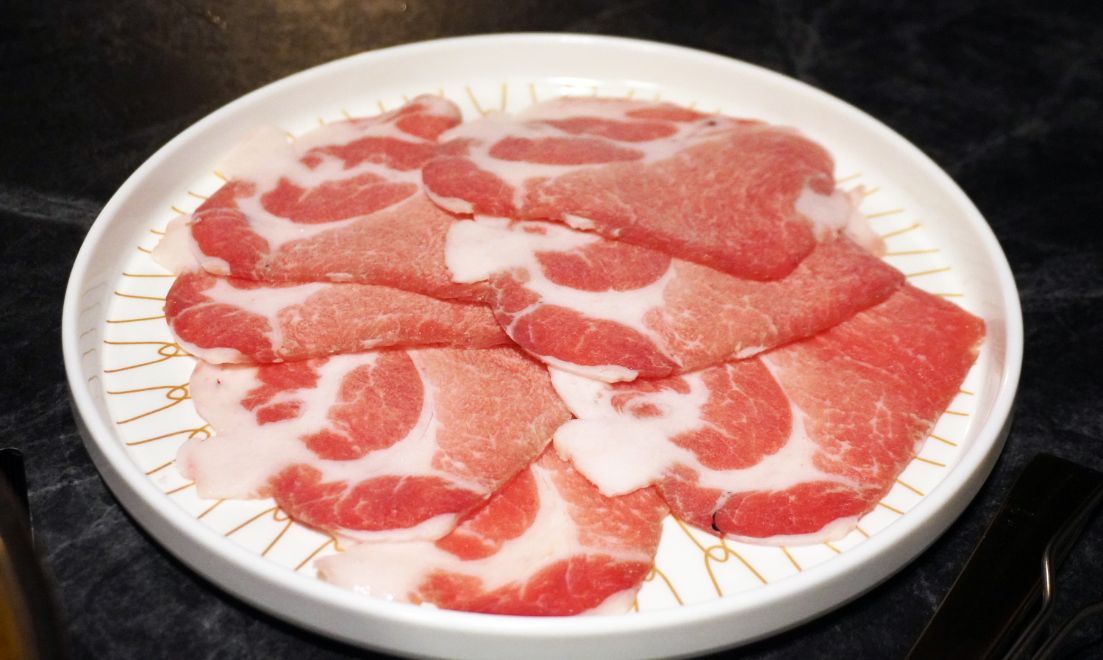 台北大同｜老撈麻辣火鍋-順天外科醫院｜大稻埕火鍋推薦，百年建築化身成時尚鍋物分店，廣東雞煲蟹推薦必點