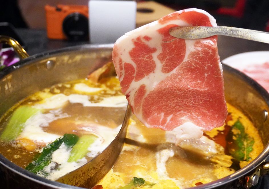 台北大同｜老撈麻辣火鍋-順天外科醫院｜大稻埕火鍋推薦，百年建築化身成時尚鍋物分店，廣東雞煲蟹推薦必點